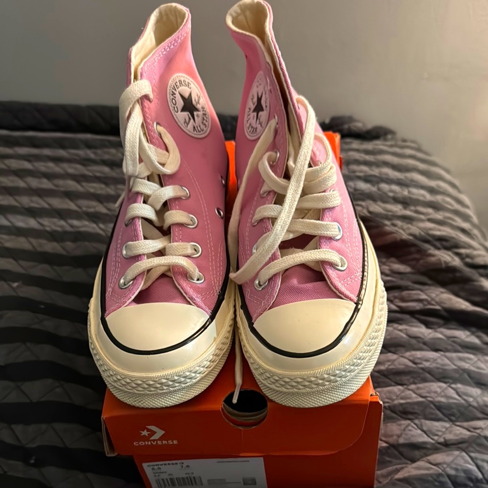 Pink hit top converse